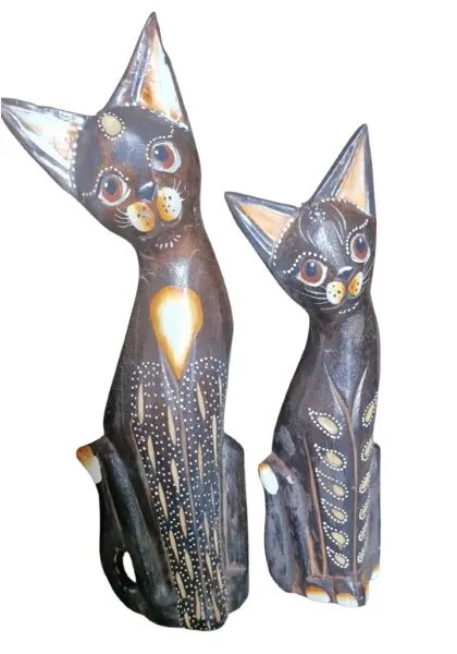 Foto de um(a) Casal de gatos Feng Shui, da categoria de Modelos e estatuetas. Diferente de outras culturas onde o gato pode ter conotações místicas complexas, em Bali ele é visto como um animal que... Vendido no marketplace Trésors.