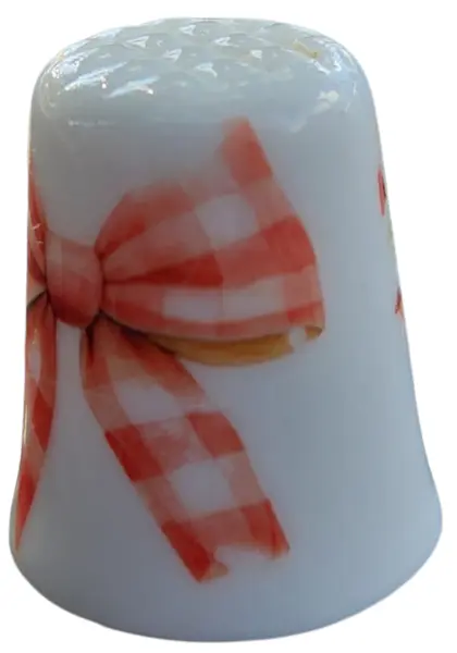 Foto de um(a) Dedal de Coleção em Porcelana – Regador com Flores e Laço, da categoria de Outros colecionáveis. Este delicado dedal em porcelana branca destaca-se pelo seu design romântico e detalhes que remetem ao estilo shabby chic. A... Mostrado de uma perspectiva diferente. Vendido no marketplace Trésors.