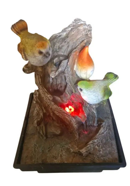 Foto de um(a) Linda fonte luminosa em resina, da categoria de Outros objetos decorativos. Linda fonte de água decorativa feita de resina, com pássaros e luzes que acendem e mudam de cor. Acompanha bombinha. Vendido no marketplace Trésors.