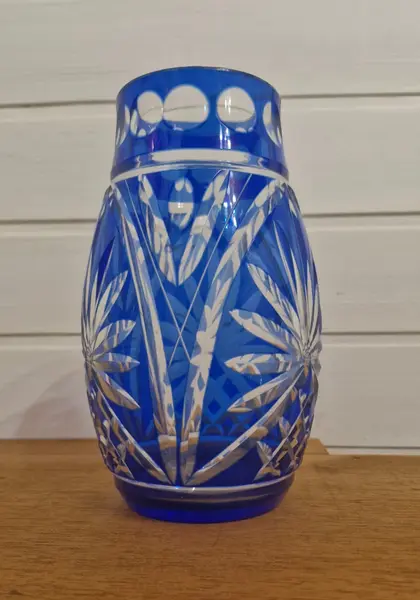 Foto de um(a) Belíssimo vaso em cristal double blue ricamente lapidado, da categoria de Vasos. Magnífico vaso de cristal, uma obra-prima de sofisticação e contraste, exibindo uma tonalidade azul-cobalto profunda,... Mostrado de uma perspectiva diferente. Vendido no marketplace Trésors.