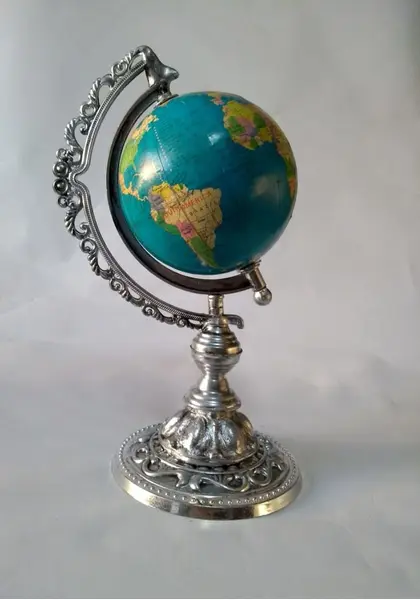 Foto de um(a) Globo Prateado, da categoria de Globos. Peça única pelo designer marcelus ribas. Globo terrestre em acrílico e latão com pátina prateada oxidada A: 25cm D: 10cm... Mostrado de uma perspectiva diferente. Vendido no marketplace Trésors.