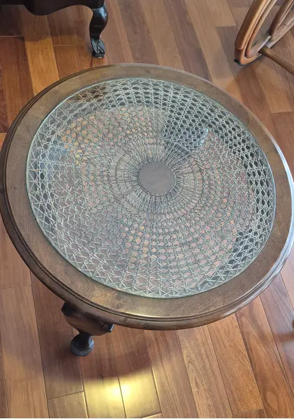 Foto de um(a) Mesa de centro e cadeiras/poltronas, da categoria de Conjunto de mesas e cadeiras. Conjunto de mesinha de centro e cadeiras no estilo Chippendale. O estilo Chippendale é um estilo de mobiliário inglês do... Mostrado de uma perspectiva diferente. Vendido no marketplace Trésors.