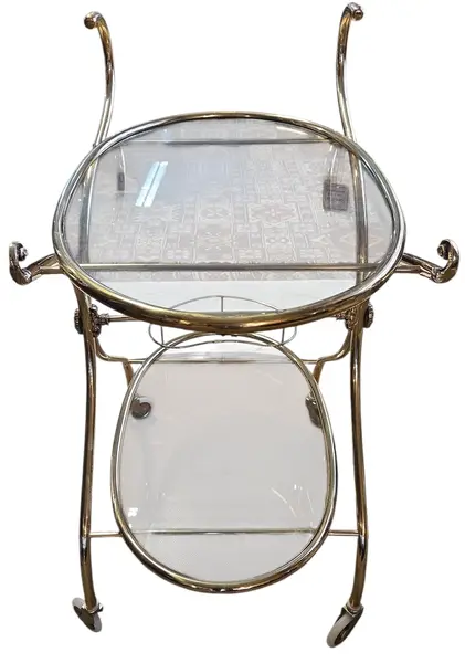 Foto de um(a) Carrinho de Chá Italiano – Bronze e Latão com Vidro Temperado, da categoria de Carrinhos de bar e auxiliares. Exemplar sofisticado do design europeu, este carrinho de chá (ou carrinho bar) combina a robustez do bronze com o brilho... Mostrado de uma perspectiva diferente. Vendido no marketplace Trésors.