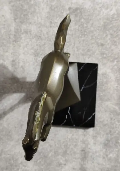 Foto de um(a) Escultura Equina em Poliresina, Peça Única, Década de 2000, da categoria de Escultura. Escultura equina em poliresina italiana com pátina bronze, base em madeira marmorizada. Peça única pelo designer marcelus... Mostrado de uma perspectiva diferente. Vendido no marketplace Trésors.