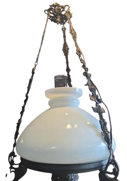 Foto de um(a) Lustre Antigo em Ferro Forjado, Cerâmica Esmaltada e Opalina, da categoria de Lustres. Lustre antigo decorativo, combinando a robustez do ferro com a delicadeza de detalhes em cerâmica esmaltada. Conta com... Mostrado de uma perspectiva diferente. Vendido no marketplace Trésors.