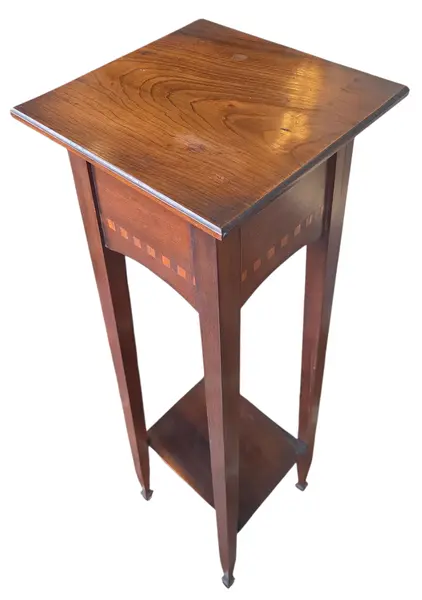 Foto de um(a) Floreira em Imbuia Maciça com Marchetaria – Década de 30, da categoria de Outros objetos decorativos. Esta é uma peça de colecionismo excepcional, que carrega a história da movelaria paranaense do início do século XX. O selo... Mostrado de uma perspectiva diferente. Vendido no marketplace Trésors.