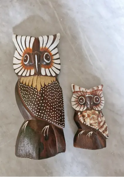 Foto de um(a) Par de corujas em madeira, da categoria de Modelos e estatuetas. Par de corujas decorativas, esculpidas em madeira, um artesanato de Bali (Indonésia). A coruja é um dos símbolos mais fortes... Mostrado de uma perspectiva diferente. Vendido no marketplace Trésors.