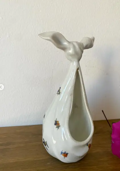 Foto de um(a) Bibelô em porcelana em formato de lenço, da categoria de Porta-Jóias. Bibelô em porcelana no formato de lenço. Pode ser um porta jóias ou uma floreira também. Mede: 15,5cm altura. Mostrado de uma perspectiva diferente. Vendido no marketplace Trésors.
