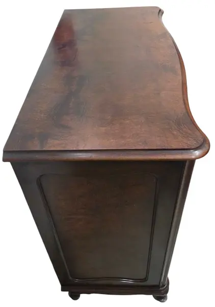 Foto de um(a) Cômoda em Imbuia Maciça, Puxadores em Bronze e Pés Chippandale, da categoria de Cômodas e Sapateira. cômoda em imbuia maciça puxadores em bronze e Pés chippandale. Mostrado de uma perspectiva diferente. Vendido no marketplace Trésors.