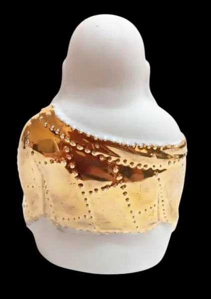 Foto de um(a) Escultura de Buda, da categoria de Escultura. Escultura de Buda em biscuit na posição sentado, manto com farta douração e pontilhados. Figura bem expressiva. Mede 10cm... Mostrado de uma perspectiva diferente. Vendido no marketplace Trésors.