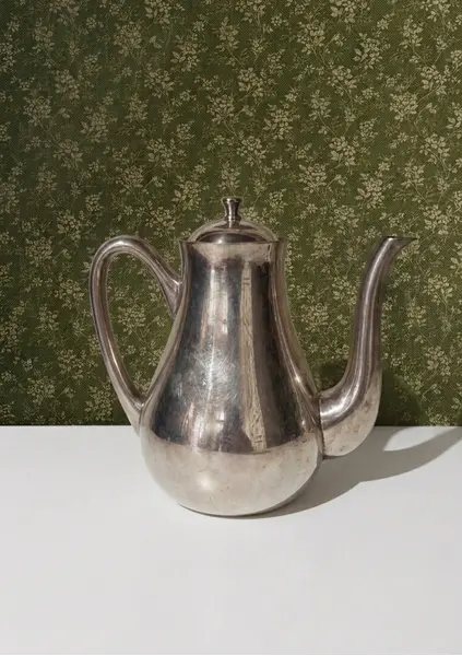 Foto de um(a) Lindo conjunto chá e café Wolff de metal espessurado a prata, da categoria de Bules. Belíssimo conjunto Wolff para chá e café confeccionado em metal espessurado à prata, estilo Art Déco do século XX. Composto... Mostrado de uma perspectiva diferente. Vendido no marketplace Trésors.