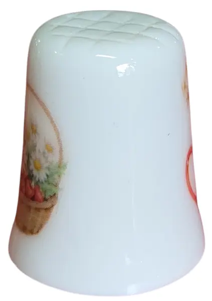 Foto de um(a) Dedal em Porcelana Decorado - Chaleira e Cesta de Frutas - Colecionável, da categoria de Outros colecionáveis. Esta peça combina a delicadeza da porcelana com estampas detalhadas em cores quentes, sendo um item indispensável para... Mostrado de uma perspectiva diferente. Vendido no marketplace Trésors.