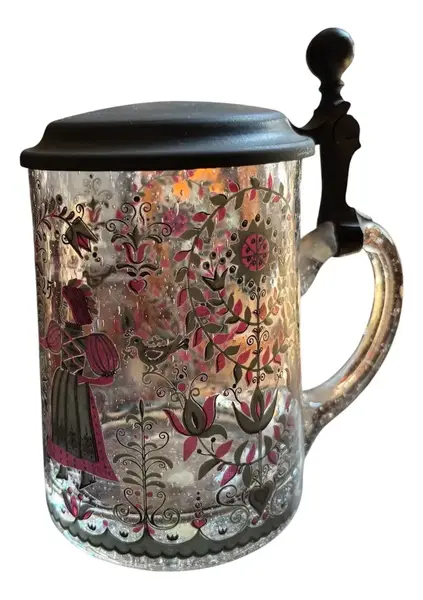 Foto de um(a) Antigo Tankard Ou Caneca De Chopp Em Murano Veneziano, da categoria de Canecas. Antigo tankard de coleção, caneco de chopp em vidro/murano artístico veneziano ricamente pintado à mão. Peça original do... Vendido no marketplace Trésors.