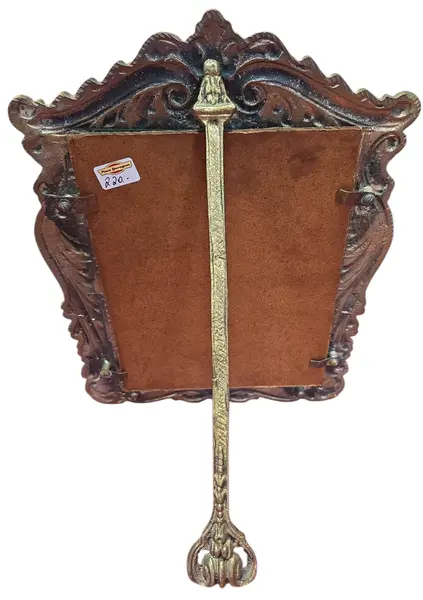 Foto de um(a) Porta Retrato Ornamentado em Bronze - Vertical, da categoria de Porta retratos. Belíssimo porta-retrato vertical confeccionado em bronze de alta qualidade. Esta peça apresenta um trabalho de fundição... Mostrado de uma perspectiva diferente. Vendido no marketplace Trésors.