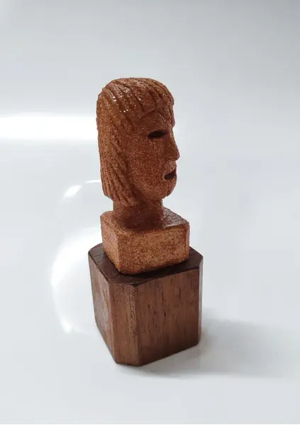 Foto de um(a) Escultura em Pedra de Gres, Década de 1990, da categoria de Escultura. Escultura de mesa em pedra de gres com base em cedro. Decada de 1990. Peça única. A: 14 cm / L: 5,5 cm / P: 5,5 cm / peso:... Mostrado de uma perspectiva diferente. Vendido no marketplace Trésors.