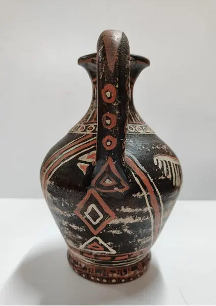 Foto de um(a) Moringa em Terracota, Ano 2000, da categoria de Garrafas, potes e jarros. Moringa em terracota pintada a mão com inspiração em achados arqueológicos do sec. ii, dc. Retratando um anjo feminino.... Mostrado de uma perspectiva diferente. Vendido no marketplace Trésors.