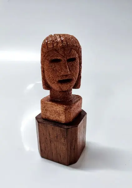 Foto de um(a) Escultura em Pedra de Gres, Década de 1990, da categoria de Escultura. Escultura de mesa em pedra de gres com base em cedro. Decada de 1990. Peça única. A: 14 cm / L: 5,5 cm / P: 5,5 cm / peso:... Mostrado de uma perspectiva diferente. Vendido no marketplace Trésors.