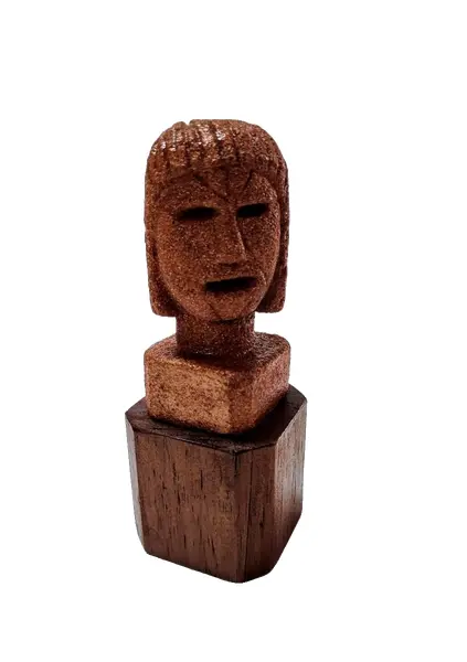 Foto de um(a) Escultura em Pedra de Gres, Década de 1990, da categoria de Escultura. Escultura de mesa em pedra de gres com base em cedro. Decada de 1990. Peça única. A: 14 cm / L: 5,5 cm / P: 5,5 cm / peso:... Vendido no marketplace Trésors.