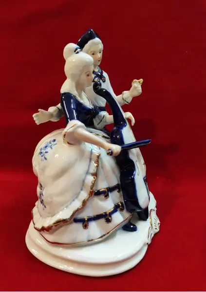 Foto de um(a) Estatueta cena galante em porcelana, indonésia, década de 1990, da categoria de Escultura. Estatueta de porcelana "made in indonesia", retratando uma cena galante em azul cobalto e filetada em ouro, da década de... Mostrado de uma perspectiva diferente. Vendido no marketplace Trésors.