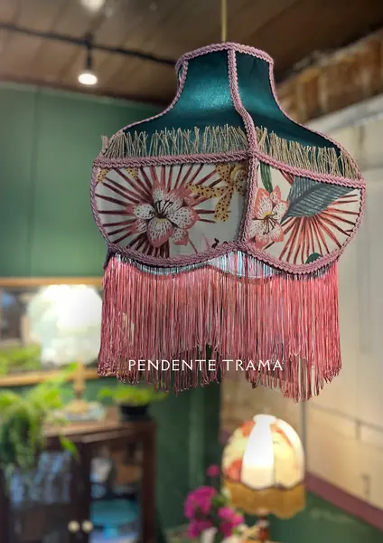 Foto de um(a) Pendente Trama, da categoria de Pendentes. Estrutura em aço inox, revestido com tecidos selecionados, textura durabilidade e beleza. Pendente feito artesanalmente com... Mostrado de uma perspectiva diferente. Vendido no marketplace Trésors.