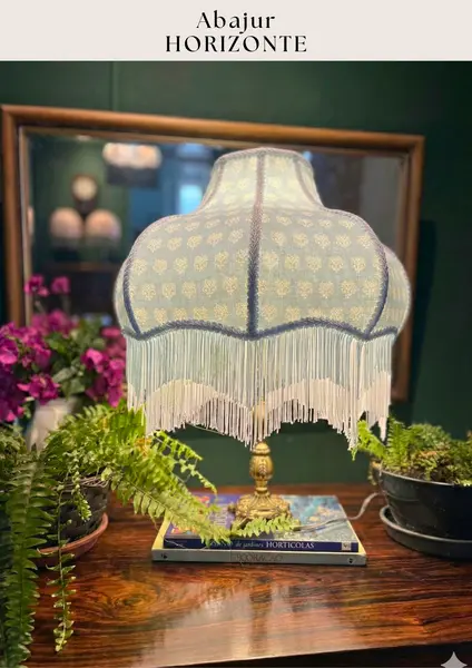 Foto de um(a) Abajur Horizonte, da categoria de Abajures. Cúpula artesanal com tecidos selecionados e a exclusividade do feito à mão. MEDIDAS: 62A x 42D. Mostrado de uma perspectiva diferente. Vendido no marketplace Trésors.