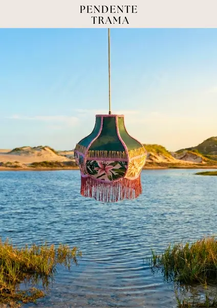 Foto de um(a) Pendente Trama, da categoria de Pendentes. Estrutura em aço inox, revestido com tecidos selecionados, textura durabilidade e beleza. Pendente feito artesanalmente com... Mostrado de uma perspectiva diferente. Vendido no marketplace Trésors.