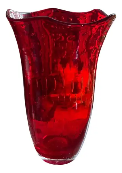 Foto de um(a) Antigo Vaso Jarro Art Deco Murano Italiano Vermelho Rubi, da categoria de Vasos. Antigo e belíssimo vaso artístico de Murano vermelho, meio alaranjando na parte interna, linda combinação de cores. Ótimo... Vendido no marketplace Trésors.