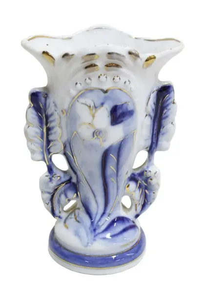 Foto de um(a) Vaso floreiro ao estilo barroco, da categoria de Vasos. Antigo floreiro ao gosto barroco, de porcelana branca, com decoração floral na tonalidade azul com filetes dourados. ... Vendido no marketplace Trésors.