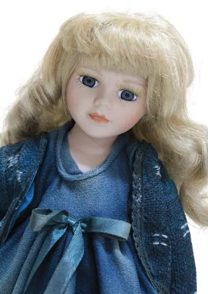 Foto de um(a) Boneca em biscuit, da categoria de Bonecas. Antiga boneca em biscuit com olhos de vidro, apresenta vestimenta de época e acompanha suporte original. Em bom estado,... Mostrado de uma perspectiva diferente. Vendido no marketplace Trésors.