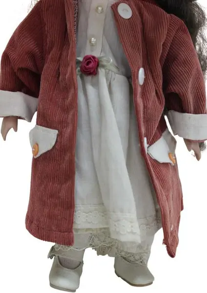 Foto de um(a) Boneca em biscuit, da categoria de Bonecas. Antiga boneca em biscuit com olhos de vidro, apresenta vestimenta de época e acompanha suporte original. Em bom estado,... Mostrado de uma perspectiva diferente. Vendido no marketplace Trésors.