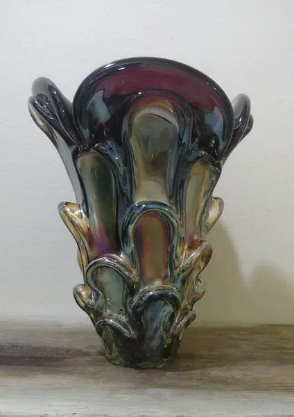 Foto de um(a) Vaso Murano, Década de 1960, da categoria de Vasos. Vaso murano década de 1960 com todas as características da época em perfeito estado. A: 25 cm / Diâmetro superior: 20 cm /... Mostrado de uma perspectiva diferente. Vendido no marketplace Trésors.