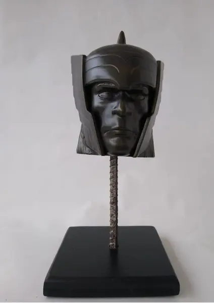 Foto de um(a) Escultura Thor Marvel Comics Universe, da categoria de Escultura. Escultura marvel thor: técnica mista com pátina bronze oxidado e base em madeira ebanizada. Peça única pelo designer... Mostrado de uma perspectiva diferente. Vendido no marketplace Trésors.