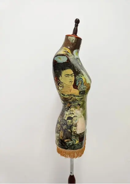 Foto de um(a) Manequim Frida Kahlo, por Marcelus Ribas, da categoria de Outros objetos decorativos. Manequim antigo feito em resina e pé de madeira e metal cromado, customizado com decoupage das obras da artista mexicana... Mostrado de uma perspectiva diferente. Vendido no marketplace Trésors.