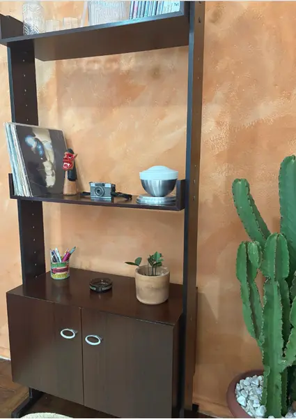 Foto de um(a) Estante modular 1980, da categoria de Estantes e Racks. 80’s | Estante modular fabricada em 1980 - essa peça contém duas colunas, um armário com prateleira interna e dois nichos,... Mostrado de uma perspectiva diferente. Vendido no marketplace Trésors.