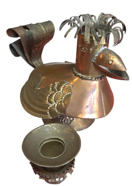 Foto de um(a) Castiçal Vintage em Latão, da categoria de Castiçais. Peça decorativa única e cheia de estilo, este Castiçal Vintage em Latão. Mostrado de uma perspectiva diferente. Vendido no marketplace Trésors.