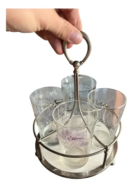 Foto de um(a) Antigo Raro Porta Copos De Cristal E Majólica Prata Wmf, da categoria de Porta-copos. Um clássico atemporal. Muito usado na década de 1940/50. Antigo porta copos em majólica alemã com armação em metal... Vendido no marketplace Trésors.