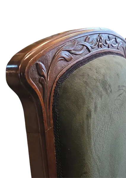 Foto de um(a) Poltrona Antiga em Imbuia Maciça - Estilo Clássico com Estofado Verde Musgo, da categoria de Outras cadeiras . A elegância da imbuia aliada ao conforto de uma peça histórica. Esta poltrona é confeccionada em imbuia maciça, madeira... Mostrado de uma perspectiva diferente. Vendido no marketplace Trésors.