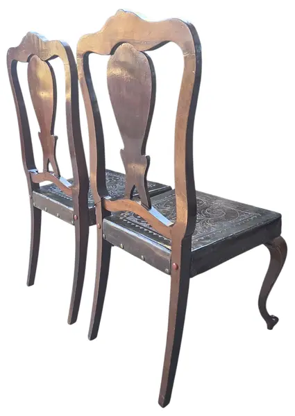 Foto de um(a) Par de Cadeiras Chippendale em Imbuia Maciça com Assento em Couro, da categoria de Outras cadeiras. Raro e imponente par de cadeiras de sala de jantar (sem braços) confeccionado em imbuia maciça, padrão construtivo de meados... Mostrado de uma perspectiva diferente. Vendido no marketplace Trésors.