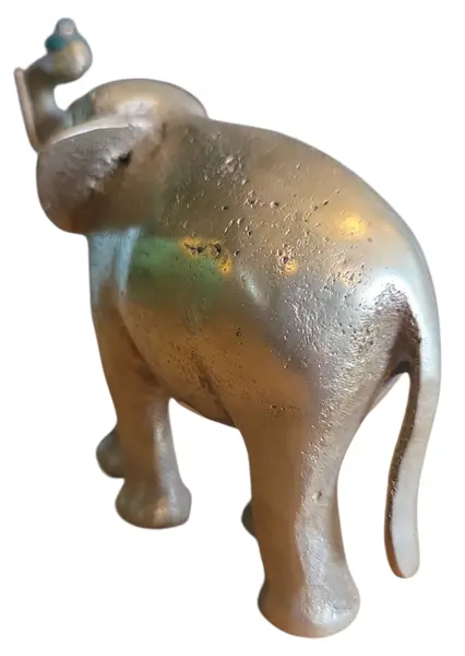 Foto de um(a) Elefante da Fortuna: Escultura em Bronze com Tromba Elevada, da categoria de Escultura. Esta imponente escultura em bronze representa o elefante em sua forma mais auspiciosa: com a tromba erguida, simbolizando a... Mostrado de uma perspectiva diferente. Vendido no marketplace Trésors.