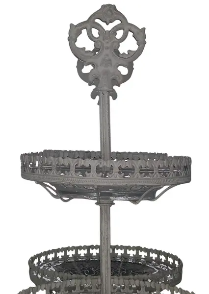 Foto de um(a) Fruteira / Doceira de 2 Andares Estilo Provençal - Metal Trabalhado e Vidro, da categoria de Fruteiras. Elegante suporte de dois andares com design inspirado no estilo Shabby Chic / Provençal. Esta peça une a robustez do metal... Mostrado de uma perspectiva diferente. Vendido no marketplace Trésors.