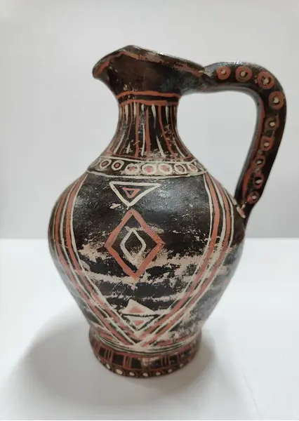 Foto de um(a) Moringa em Terracota, Ano 2000, da categoria de Garrafas, potes e jarros. Moringa em terracota pintada a mão com inspiração em achados arqueológicos do sec. ii, dc. Retratando um anjo feminino.... Mostrado de uma perspectiva diferente. Vendido no marketplace Trésors.