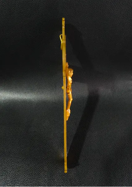 Foto de um(a) Crucifixo em metal dourado, da categoria de Objetos religiosos e espirituais. Crucifixo em metal dourado. Rico em detalhes Mede:A 24cm L 15cm. Mostrado de uma perspectiva diferente. Vendido no marketplace Trésors.