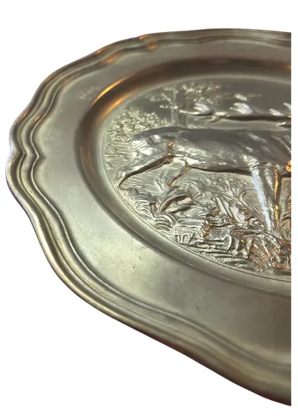 Foto de um(a) Prato Decorativo Alemão Rein Zinn – Estanho Puro Colecionável, da categoria de Pratos Decorativos. Adicione um toque de história alemã à sua decoração com este prato em estanho puro (Rein Zinn). Esta peça vintage destaca-se... Mostrado de uma perspectiva diferente. Vendido no marketplace Trésors.