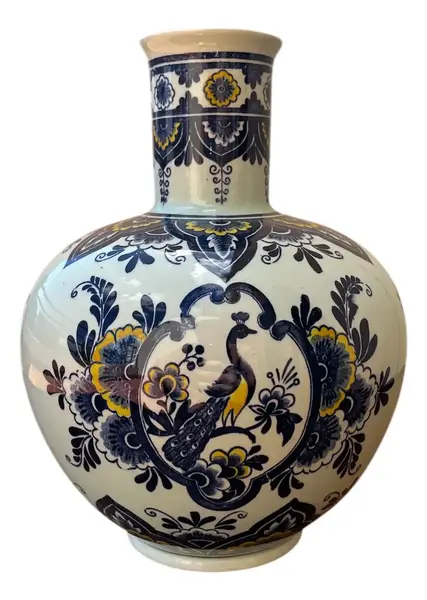 Foto de um(a) Antigo Vaso Porcelana Villeroy & Boch Pavão Azul Borrão, da categoria de Vasos. ~ Villeroy & Boch ~ Antigo e elegante vaso em porcelana artística alemã. Linda decoração em tons de azul borrão, medalhão... Vendido no marketplace Trésors.