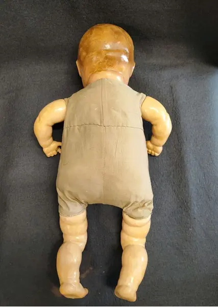 Foto de um(a) Boneca Bebê em Celuloide, Década de 1920, da categoria de Bonecas. Boneca bebê feita em celuloide, corpo de tecido com enchimento. Apresenta mecanismo de olhos que se movem lateralmente e... Mostrado de uma perspectiva diferente. Vendido no marketplace Trésors.