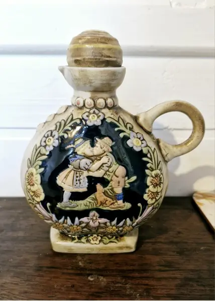 Foto de um(a) Antiga licoreira com 6 copinhos - Peça de coleção, da categoria de Conjuntos de servir. Raro e antigo conjunto de licoreira com 6 copinhos da marca Ceramarte, com trabalho em relevo em policromia, representando... Mostrado de uma perspectiva diferente. Vendido no marketplace Trésors.