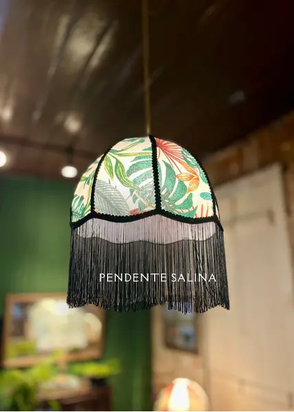 Foto de um(a) Lustre Pendente Salina, da categoria de Lustres. Uma peça artesanal que une arte e durabilidade. Sua estrutura em aço inox garante resistência, enquanto o revestimento em... Mostrado de uma perspectiva diferente. Vendido no marketplace Trésors.