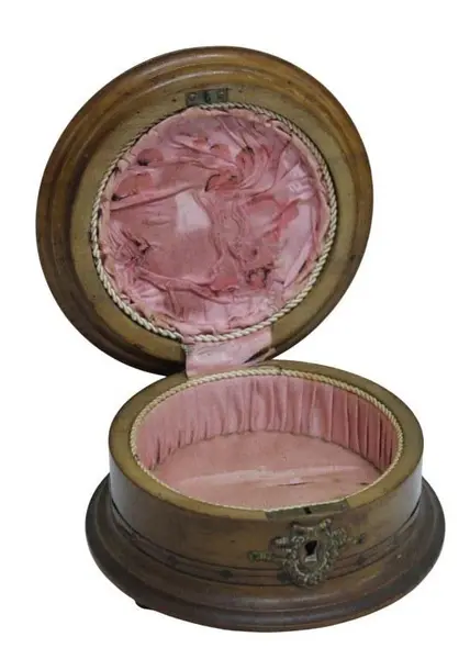 Foto de um(a) Caixa Porta Joia Em Madeira Nobre Marrom, da categoria de Porta-Jóias. Antiga caixa porta joias redonda em madeira nobre, com marchetaria e assente em tripé no formato de bolas. Apresenta aplique... Vendido no marketplace Trésors.