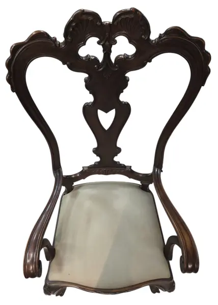 Foto de um(a) Cadeira Trono Luís XV – Espaldar Alto (83 cm) com Entalhes Manuais, da categoria de Poltronas. Exuberante Cadeira Trono Luís XV, peça de alta marcenaria que se destaca pela imponência de suas dimensões e refinamento dos... Mostrado de uma perspectiva diferente. Vendido no marketplace Trésors.