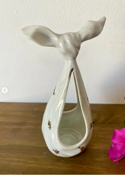 Foto de um(a) Bibelô em porcelana em formato de lenço, da categoria de Porta-Jóias. Bibelô em porcelana no formato de lenço. Pode ser um porta jóias ou uma floreira também. Mede: 15,5cm altura. Mostrado de uma perspectiva diferente. Vendido no marketplace Trésors.
